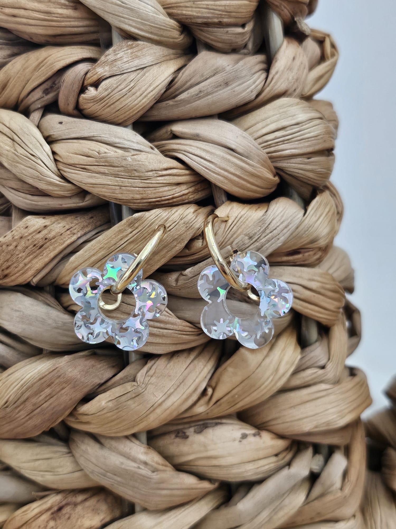 Boucle d’Oreille Fleur Nacrée Dorée – Image 9