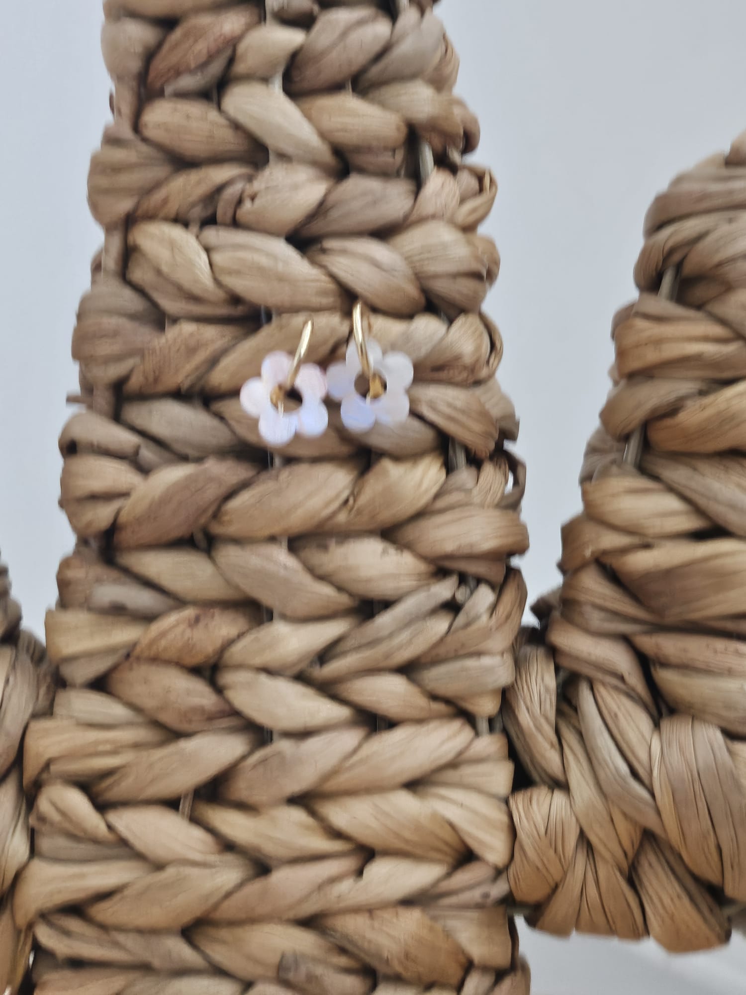 Boucle d’Oreille Fleur Nacrée Dorée – Image 6