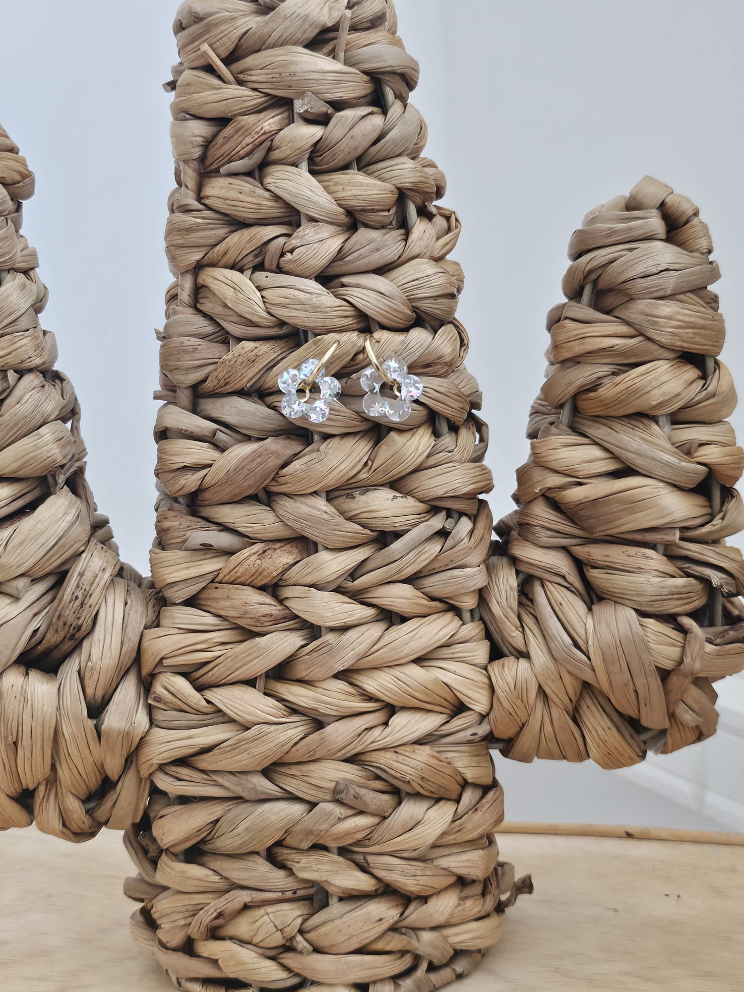 Boucle d’Oreille Fleur Nacrée Dorée – Image 8