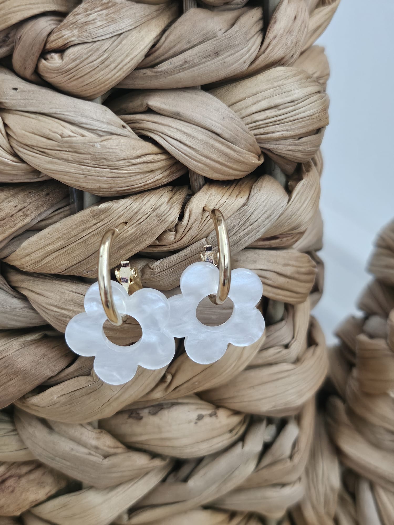 Boucle d’Oreille Fleur Nacrée Dorée