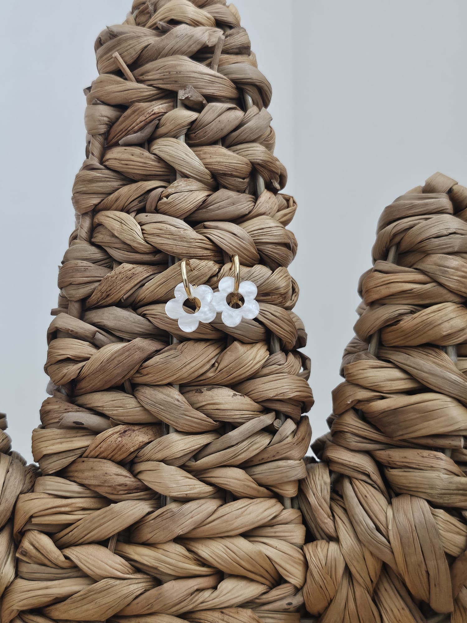 Boucle d’Oreille Fleur Nacrée Dorée – Image 7