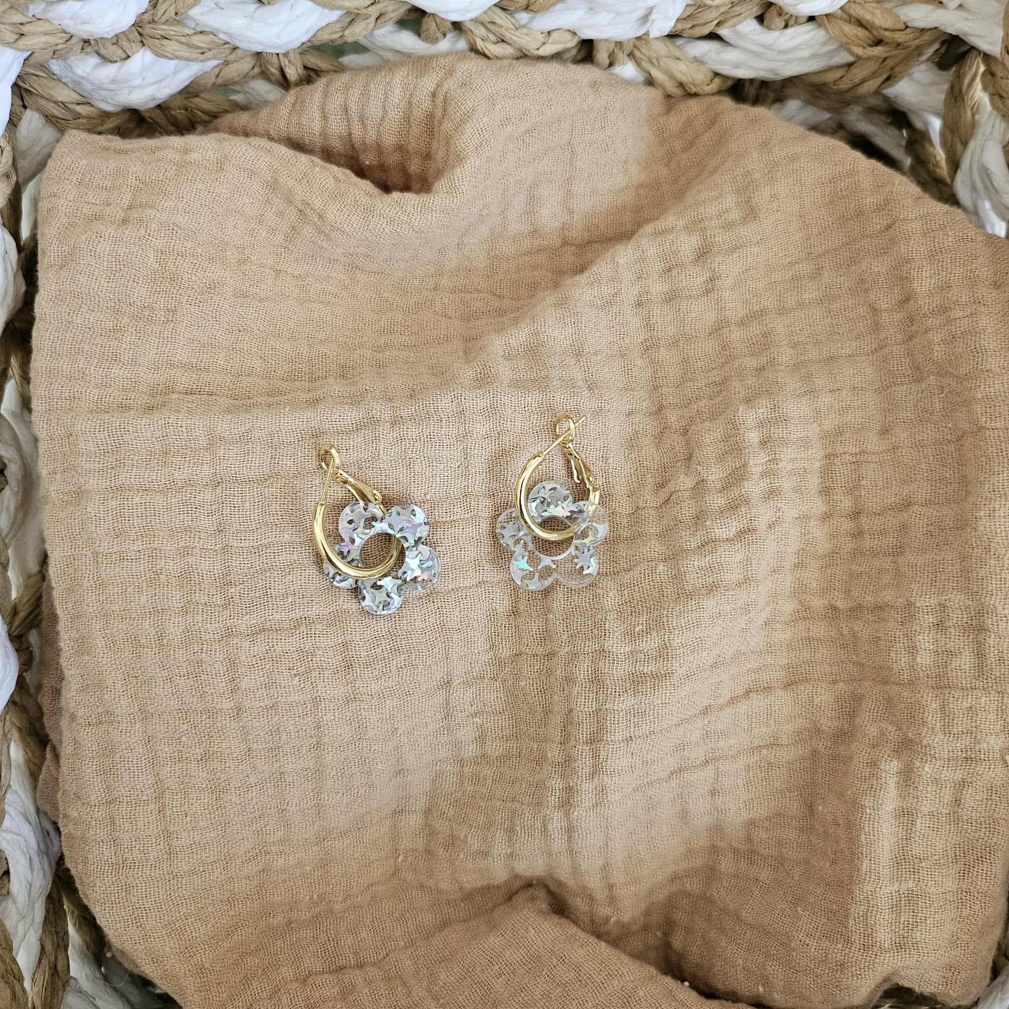 Boucle d’Oreille Fleur Nacrée Dorée – Image 3