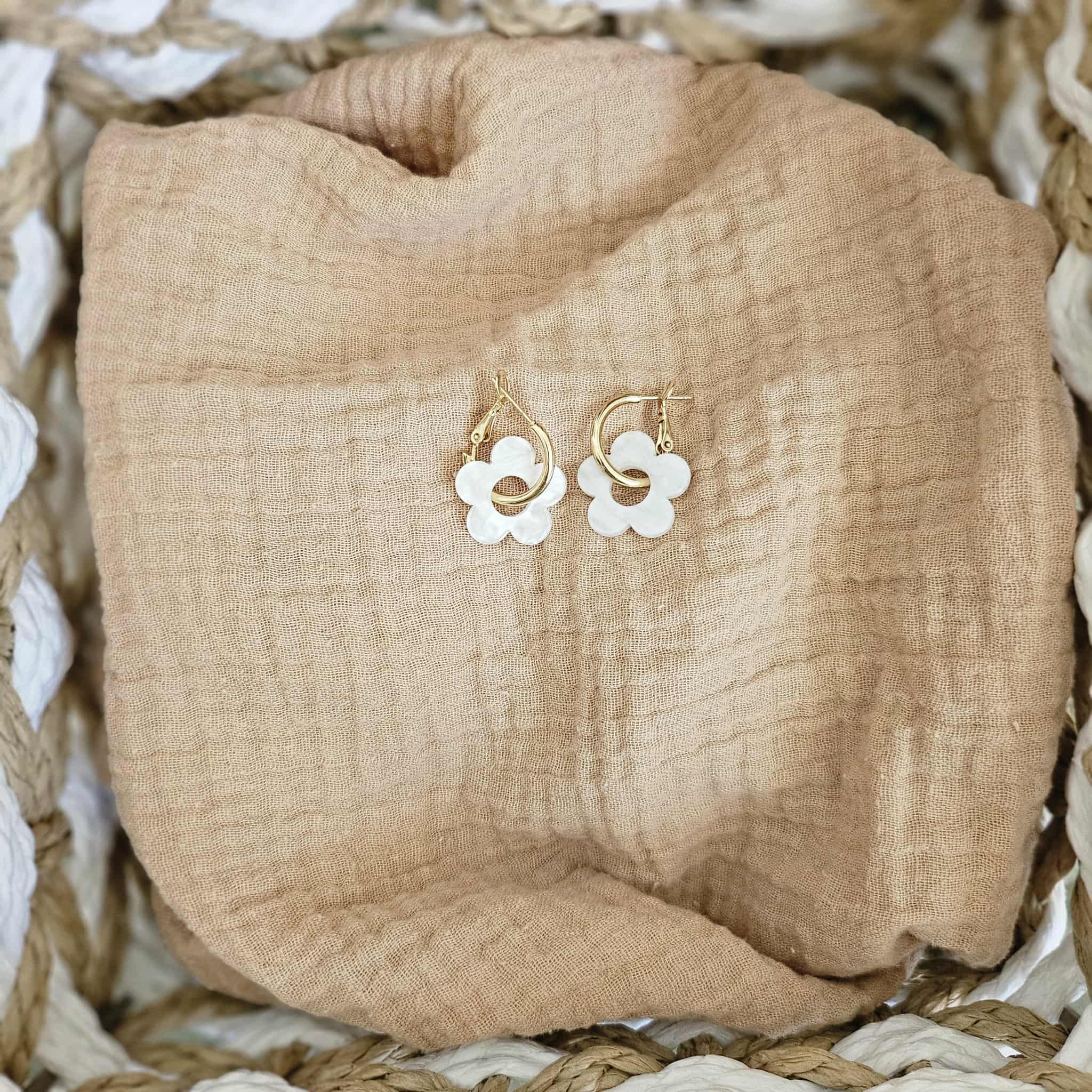 Boucle d’Oreille Fleur Nacrée Dorée – Image 2