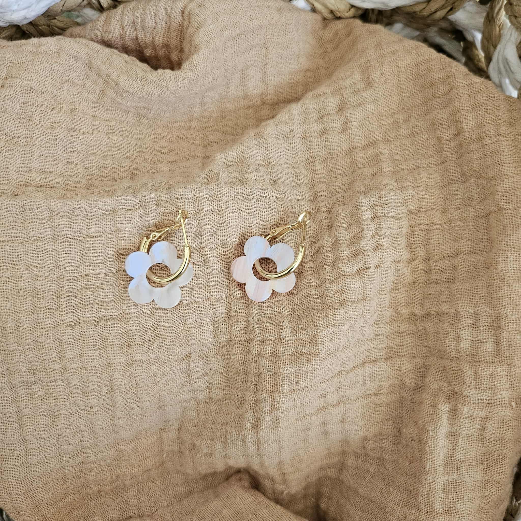 Boucle d’Oreille Fleur Nacrée Dorée – Image 4