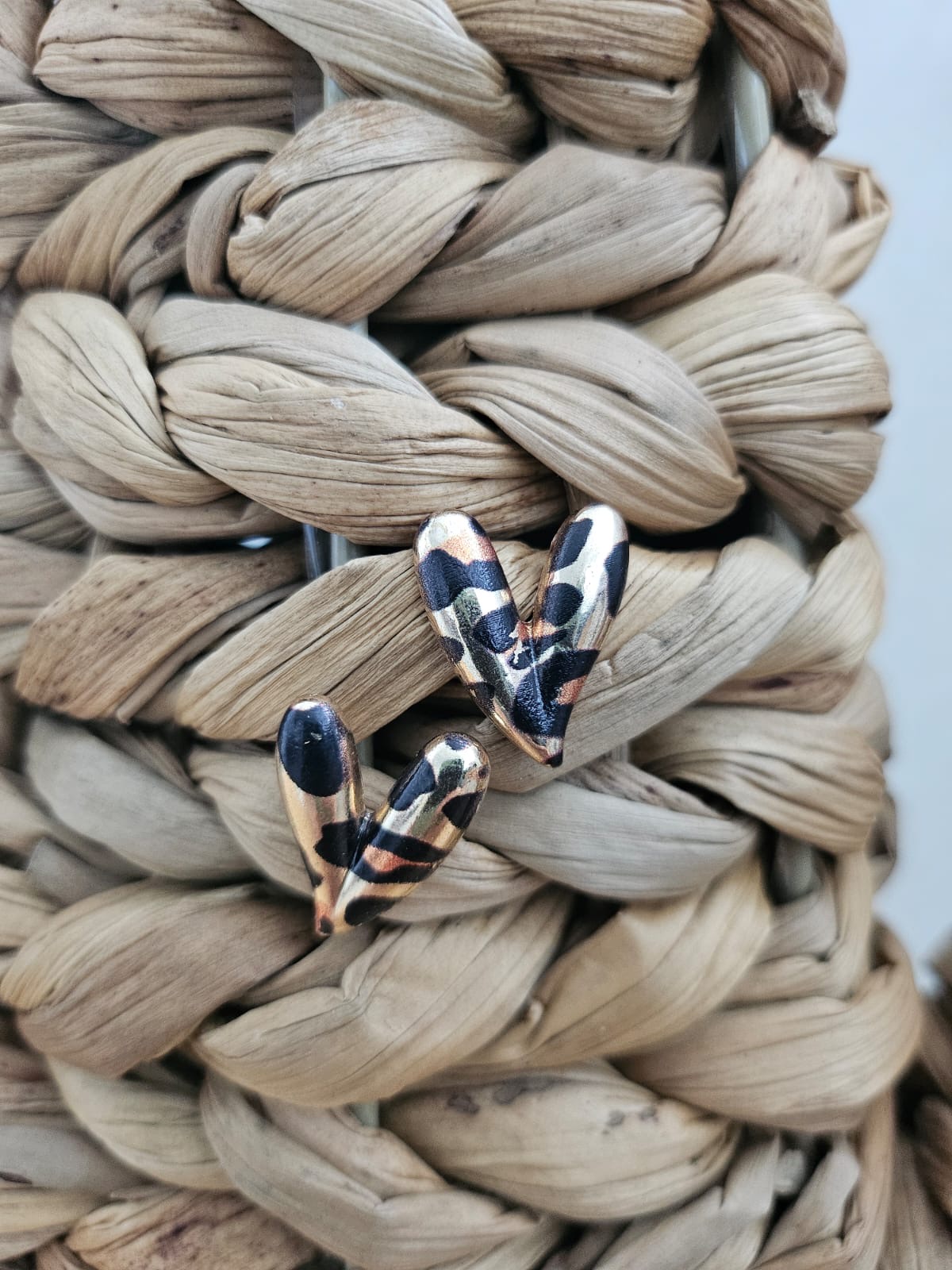 Boucle d’Oreille Cœur Léopard Doré – Image 4