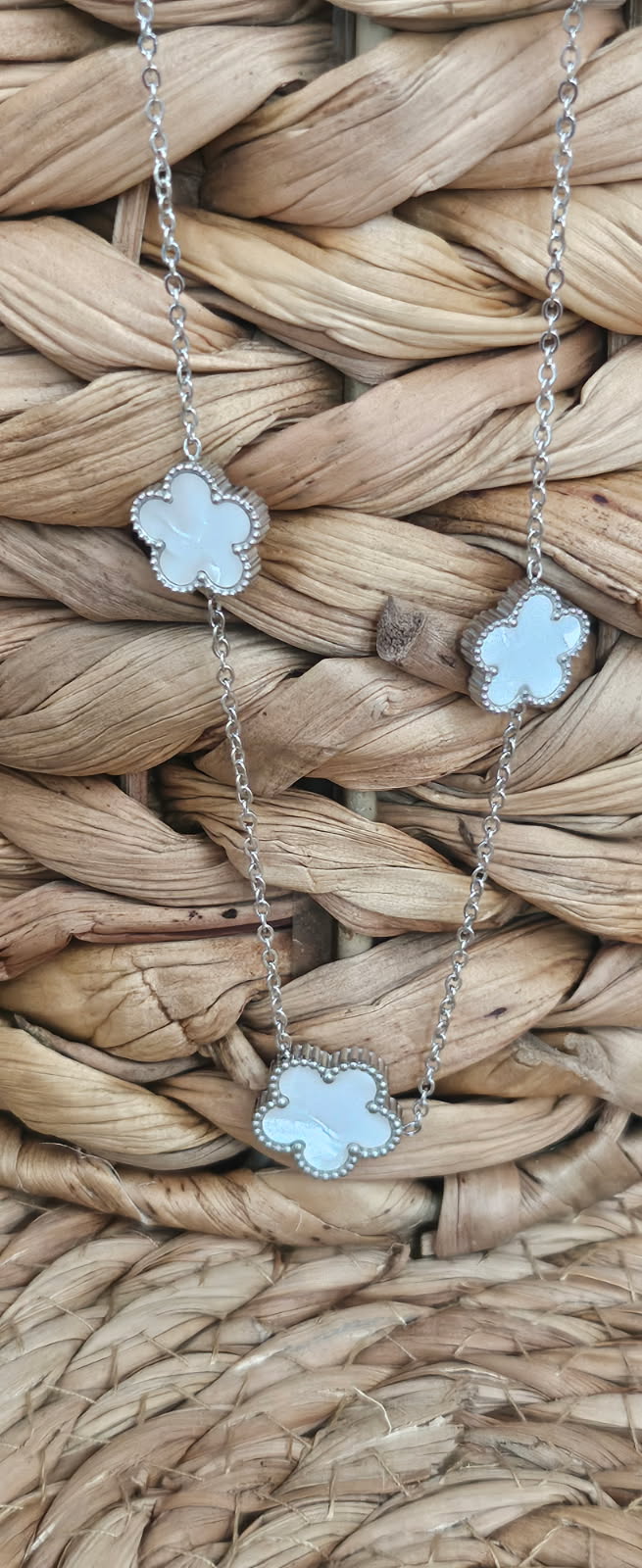 Sautoir “Trèfles Nacrés” – Argenté – Image 3