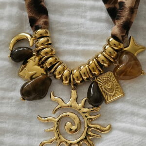 Collier Foulard “Wild Sun” – Léopard & Charms Dorés