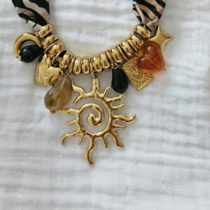 Collier Foulard “Savannah Sun” – Imprimé Zèbre & Charms Dorés
