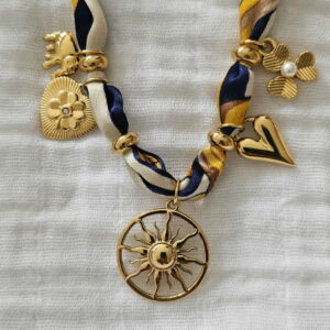 Collier Foulard “Marine Soleil” – Bleu Marine & Charms Dorés