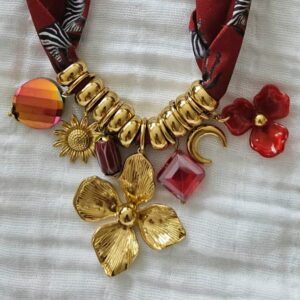 Collier Foulard “Safari Chic” – Rouge Zèbre & Charms Dorés