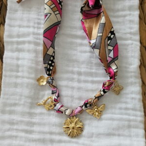 Collier Foulard “Pink Flower” – Rose & Charms Dorés